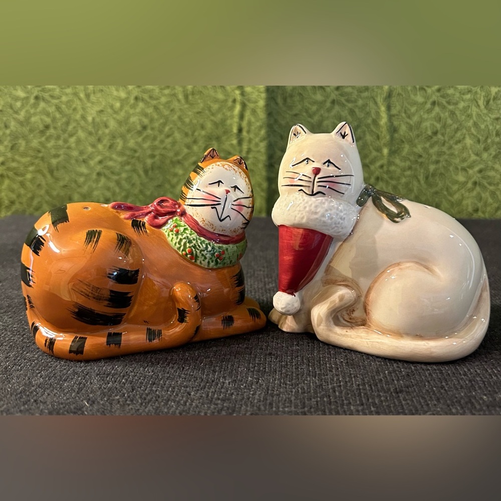 Sakura Christmas Cat Hand Painted Earthenware Salt Pepper Shaker Orange White